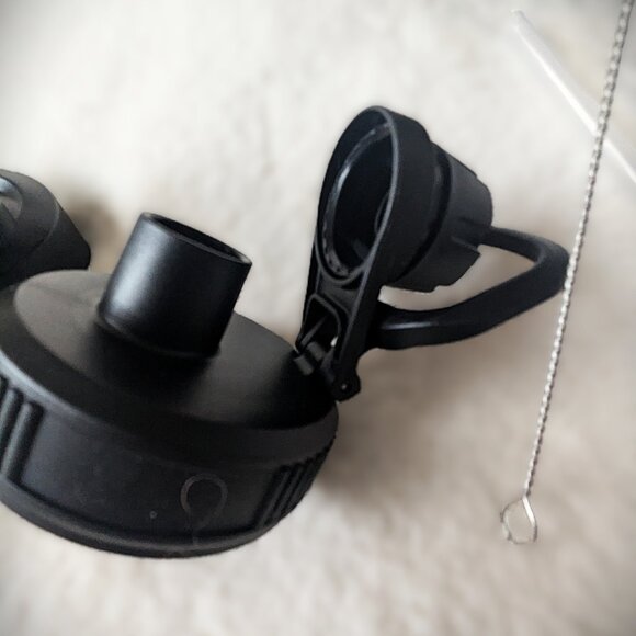 Insulated 64oz Water Bottle NWT - Picture 8 of 9